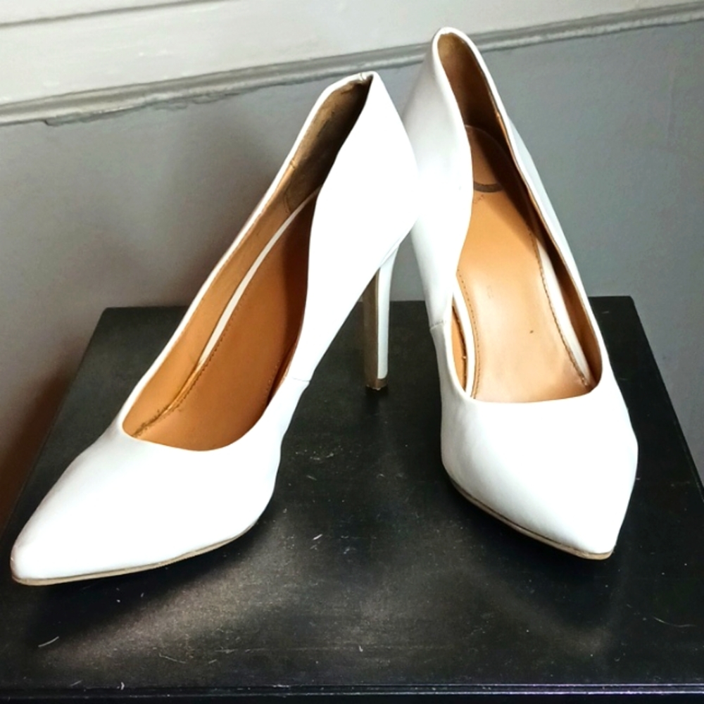 Classic white pump